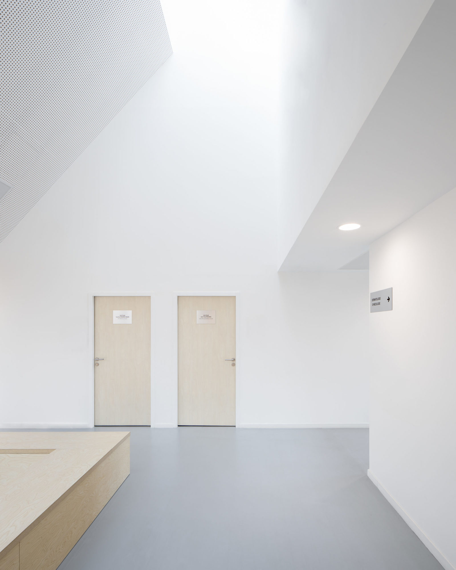 Photographie architecture espace d'attente centre medical de Taverny MAAJ architectes ©Florence Vesval