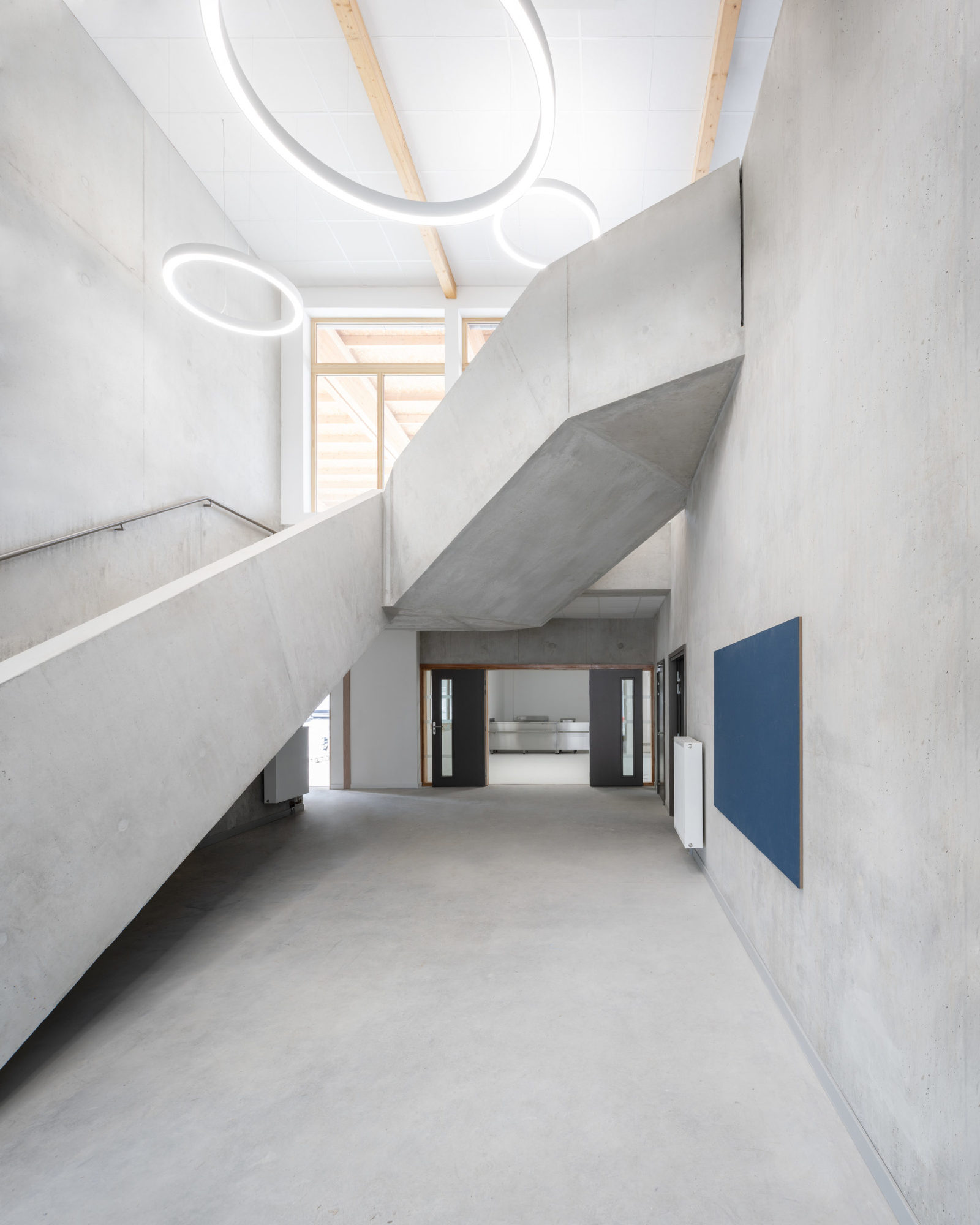Photographie hall d'entrée escalier monumental béton gris Atelier Festino & Oh!Som ©Florence Vesval