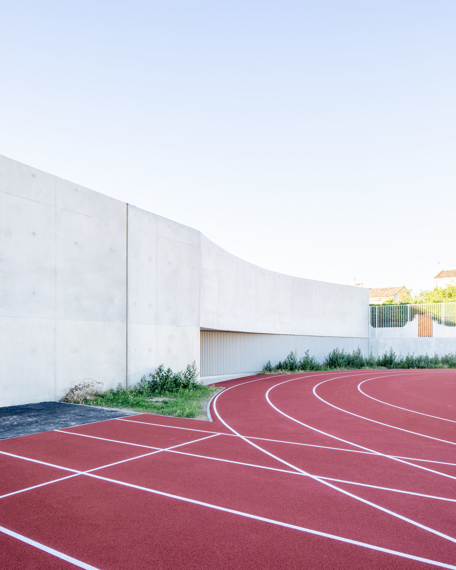 Photo de la courbe architecturale du gymnase de Miramas, Rémy Marciano & AT architectes ©Florence Vesval